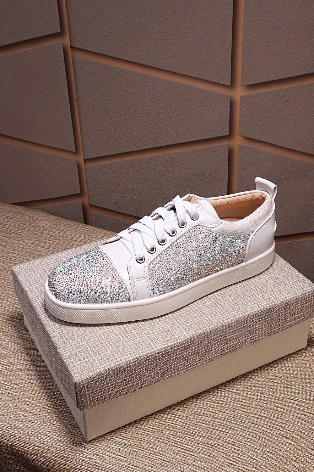 Ex-factory price 440. christian louboutin (CL red sole shoes) counter hot diamond series, casual sneakers for couples 📢 📢 📢 exclusive hot style release 🎈🎈💪 movable latex feet 👻 finished outsole line [satisfied] 😝Female 35-40# Male 38#-46, global supply😝 [Top version]: original imported cowhide frosted upper, top original leather lining, original molded TPU outsole, original 1:1 detail processing, original shoe last, large quantity available from stock,
